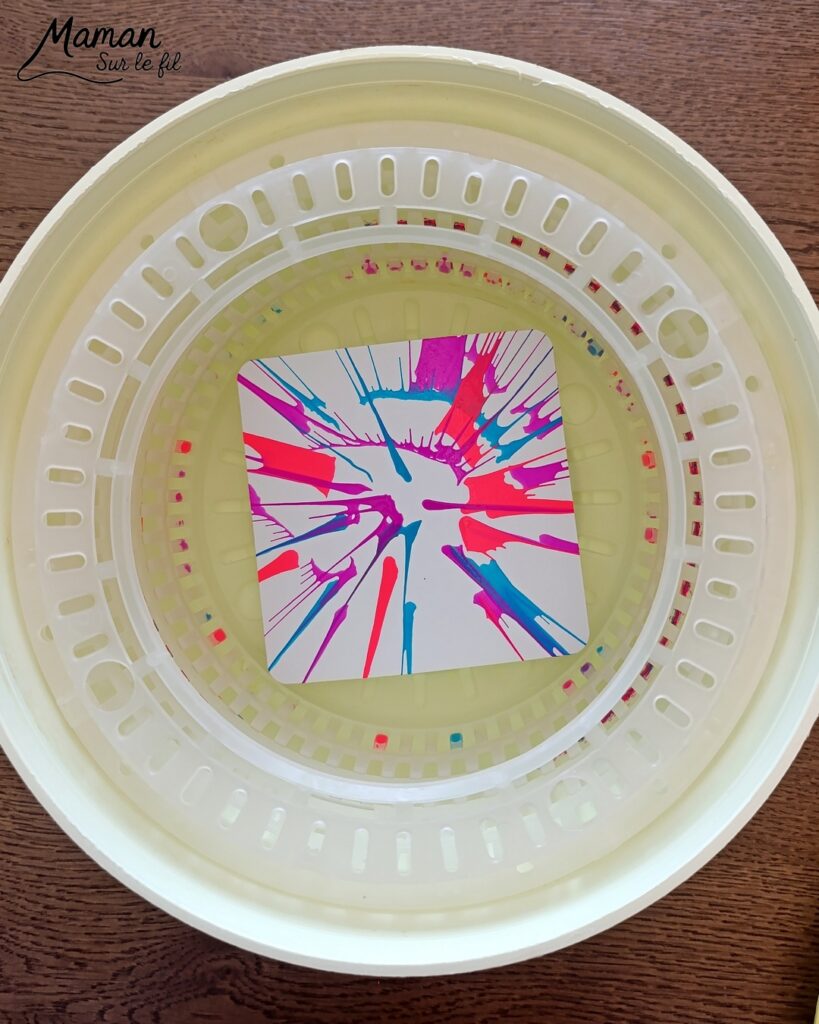 Peindre des cartes Coeurs Pop Art à l'essoreuse : activité créative, peinture et manuelle enfants - Différentes techniques de peinture ludique : à l'essoreuse à salade pour un fond coloré et moderne - Au tampon, au bouchon et au coton-tige pour les coeurs - Cadre noir pour faire ressortir le coeur - Découpage, collage - - Bricolage facile et rigolo - Thème Saint Valentin, amour, amitié, coeurs, fête des mères, pères, grands-mères, grands-pères, à offrir - Cadeau DIY - Bricolage et décoration sympa et facile - Arts visuels maternelle et élémentaire - Cycles 1 et 2 - Créativité - tutoriel photos - mslf