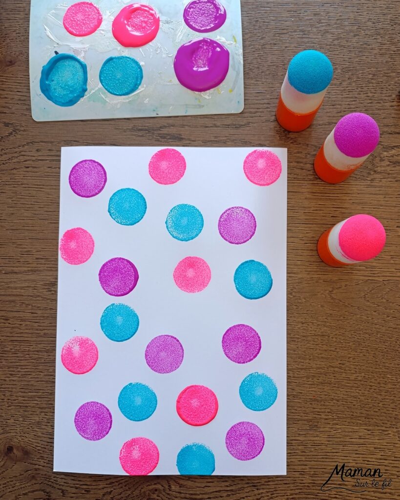 Peindre des cartes Coeurs Pop Art à l'essoreuse : activité créative, peinture et manuelle enfants - Différentes techniques de peinture ludique : à l'essoreuse à salade pour un fond coloré et moderne - Au tampon, au bouchon et au coton-tige pour les coeurs - Cadre noir pour faire ressortir le coeur - Découpage, collage - - Bricolage facile et rigolo - Thème Saint Valentin, amour, amitié, coeurs, fête des mères, pères, grands-mères, grands-pères, à offrir - Cadeau DIY - Bricolage et décoration sympa et facile - Arts visuels maternelle et élémentaire - Cycles 1 et 2 - Créativité - tutoriel photos - mslf