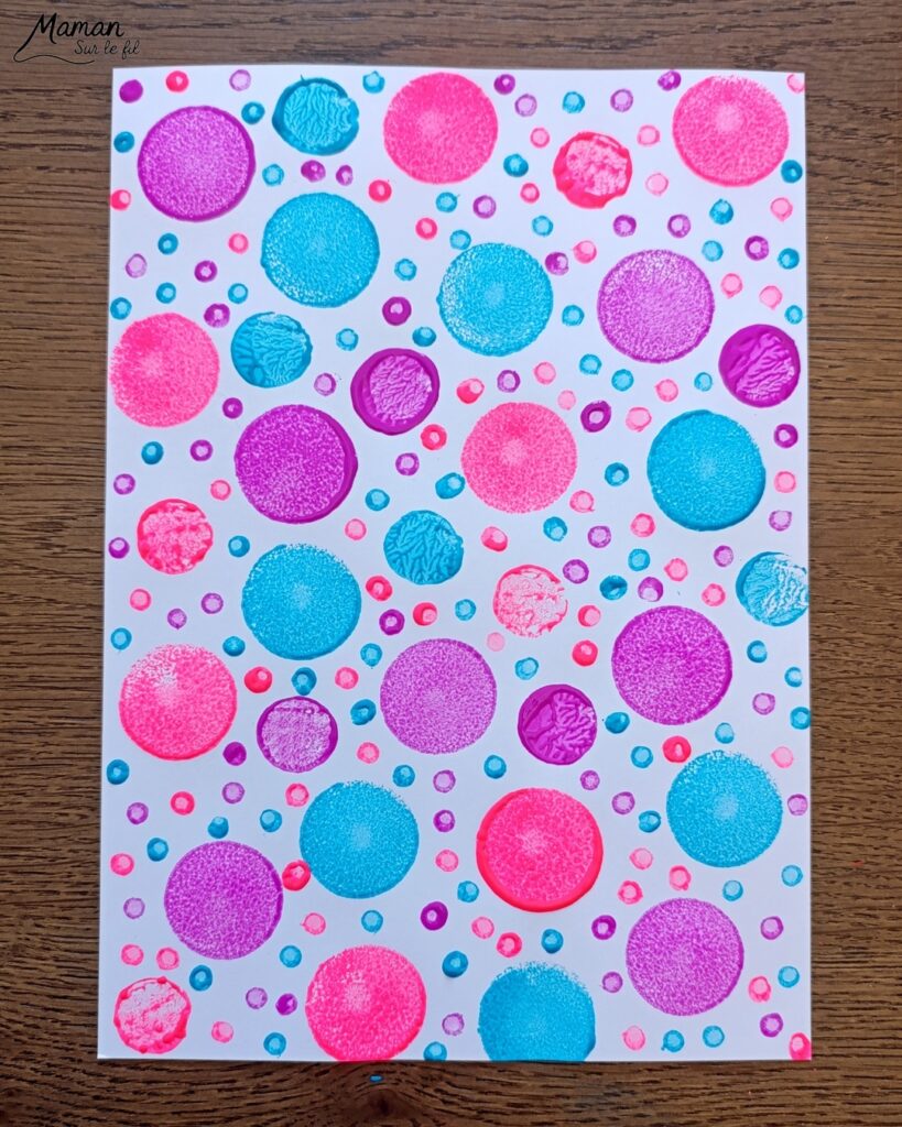 Peindre des cartes Coeurs Pop Art à l'essoreuse : activité créative, peinture et manuelle enfants - Différentes techniques de peinture ludique : à l'essoreuse à salade pour un fond coloré et moderne - Au tampon, au bouchon et au coton-tige pour les coeurs - Cadre noir pour faire ressortir le coeur - Découpage, collage - - Bricolage facile et rigolo - Thème Saint Valentin, amour, amitié, coeurs, fête des mères, pères, grands-mères, grands-pères, à offrir - Cadeau DIY - Bricolage et décoration sympa et facile - Arts visuels maternelle et élémentaire - Cycles 1 et 2 - Créativité - tutoriel photos - mslf
