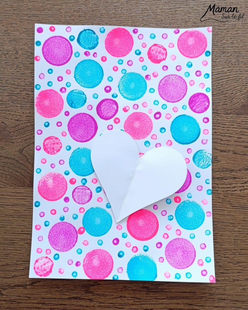 Peindre des cartes Coeurs Pop Art à l'essoreuse : activité créative, peinture et manuelle enfants - Différentes techniques de peinture ludique : à l'essoreuse à salade pour un fond coloré et moderne - Au tampon, au bouchon et au coton-tige pour les coeurs - Cadre noir pour faire ressortir le coeur - Découpage, collage - - Bricolage facile et rigolo - Thème Saint Valentin, amour, amitié, coeurs, fête des mères, pères, grands-mères, grands-pères, à offrir - Cadeau DIY - Bricolage et décoration sympa et facile - Arts visuels maternelle et élémentaire - Cycles 1 et 2 - Créativité - tutoriel photos - mslf