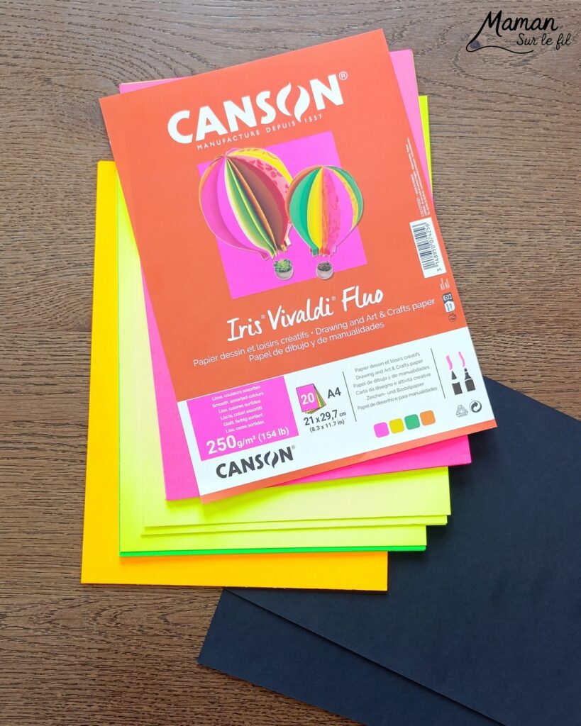 Créer un tableau du carnaval sur fond en mosaïque de papier fluo déchiré : activité créative, collage et manuelle enfants - Déchirage, découpage et collage de papiers fluos - Carrés collés de façon mosaïque ou Arlequin - Masque de carnaval noir pour le contraste - Mousse adhésive pour l'effet 3D en relief - Bricolage facile, coloré et rigolo - Thème Carnaval, Mardi-Gras et fêtes - Bricolage et décoration sympa et facile - Arts visuels maternelle et élémentaire - Cycles 1 et 2 - Créativité - tutoriel photos - mslf