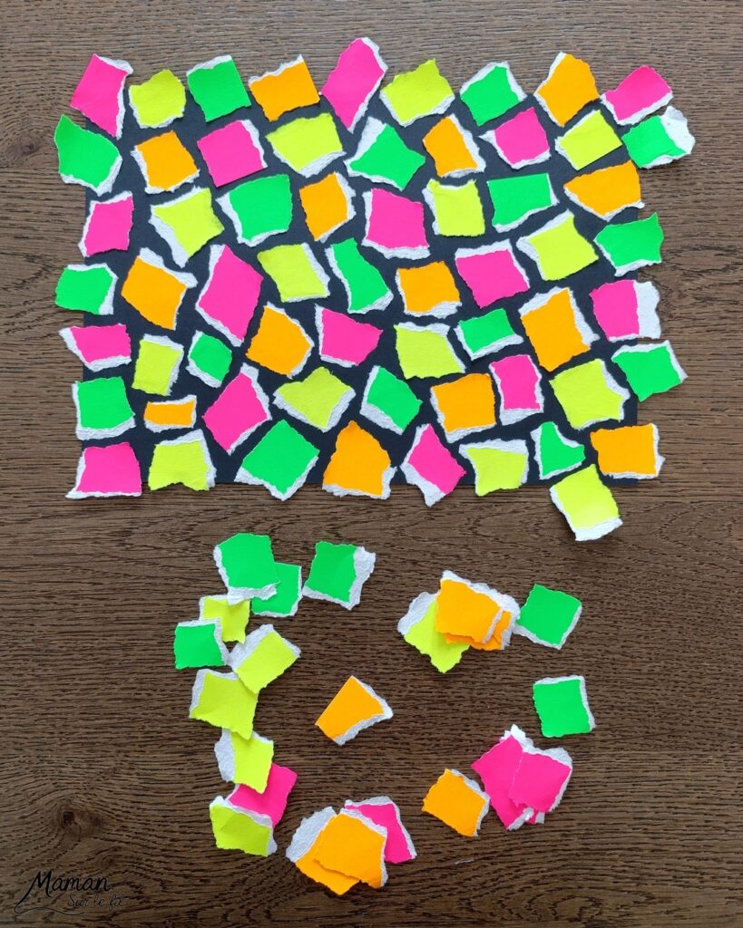 Créer un tableau du carnaval sur fond en mosaïque de papier fluo déchiré : activité créative, collage et manuelle enfants - Déchirage, découpage et collage de papiers fluos - Carrés collés de façon mosaïque ou Arlequin - Masque de carnaval noir pour le contraste - Mousse adhésive pour l'effet 3D en relief - Bricolage facile, coloré et rigolo - Thème Carnaval, Mardi-Gras et fêtes - Bricolage et décoration sympa et facile - Arts visuels maternelle et élémentaire - Cycles 1 et 2 - Créativité - tutoriel photos - mslf