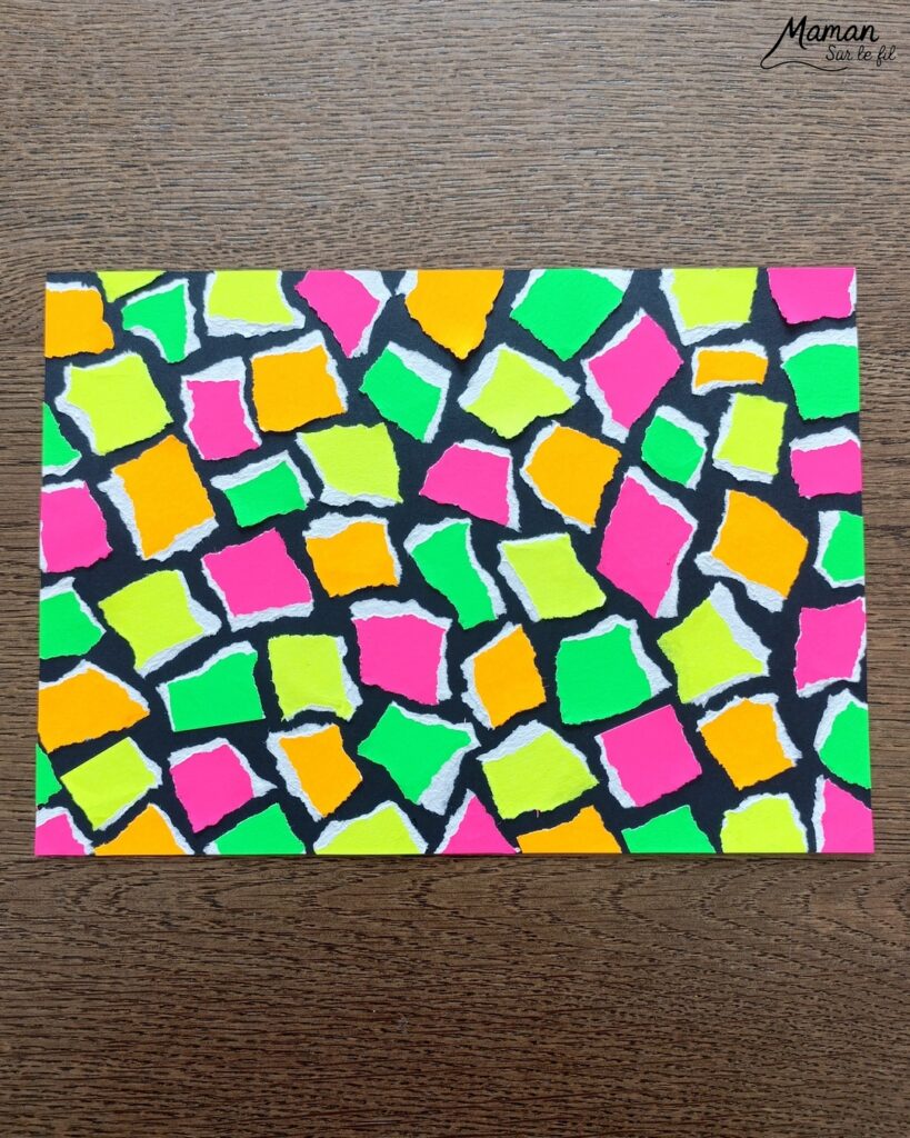 Créer un tableau du carnaval sur fond en mosaïque de papier fluo déchiré : activité créative, collage et manuelle enfants - Déchirage, découpage et collage de papiers fluos - Carrés collés de façon mosaïque ou Arlequin - Masque de carnaval noir pour le contraste - Mousse adhésive pour l'effet 3D en relief - Bricolage facile, coloré et rigolo - Thème Carnaval, Mardi-Gras et fêtes - Bricolage et décoration sympa et facile - Arts visuels maternelle et élémentaire - Cycles 1 et 2 - Créativité - tutoriel photos - mslf