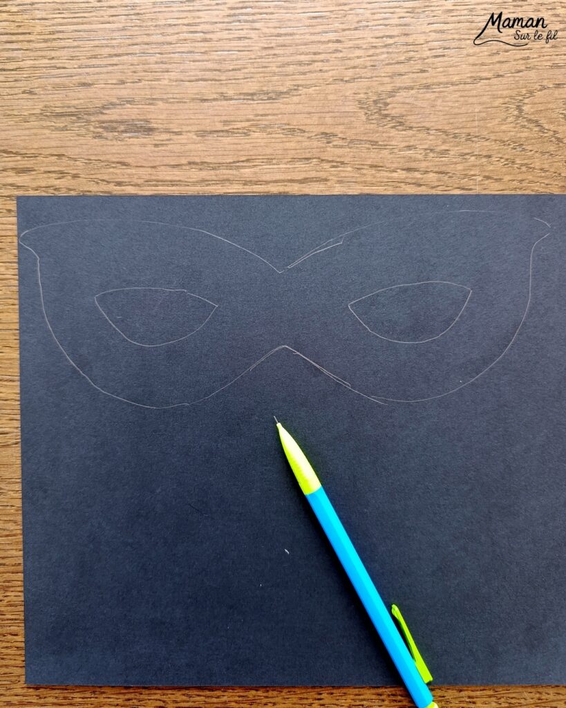 Créer un tableau du carnaval sur fond en mosaïque de papier fluo déchiré : activité créative, collage et manuelle enfants - Déchirage, découpage et collage de papiers fluos - Carrés collés de façon mosaïque ou Arlequin - Masque de carnaval noir pour le contraste - Mousse adhésive pour l'effet 3D en relief - Bricolage facile, coloré et rigolo - Thème Carnaval, Mardi-Gras et fêtes - Bricolage et décoration sympa et facile - Arts visuels maternelle et élémentaire - Cycles 1 et 2 - Créativité - tutoriel photos - mslf