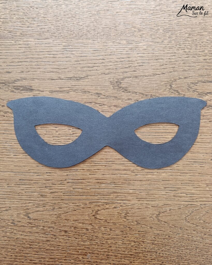 Créer un tableau du carnaval sur fond en mosaïque de papier fluo déchiré : activité créative, collage et manuelle enfants - Déchirage, découpage et collage de papiers fluos - Carrés collés de façon mosaïque ou Arlequin - Masque de carnaval noir pour le contraste - Mousse adhésive pour l'effet 3D en relief - Bricolage facile, coloré et rigolo - Thème Carnaval, Mardi-Gras et fêtes - Bricolage et décoration sympa et facile - Arts visuels maternelle et élémentaire - Cycles 1 et 2 - Créativité - tutoriel photos - mslf