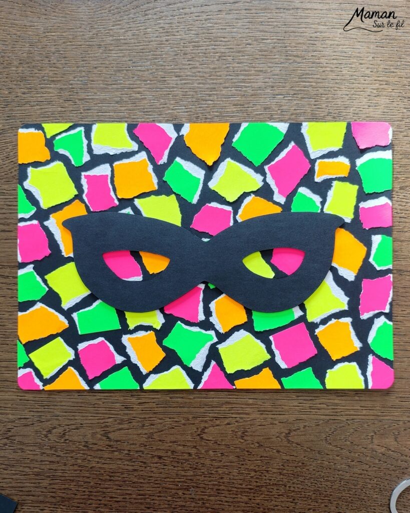 Créer un tableau du carnaval sur fond en mosaïque de papier fluo déchiré : activité créative, collage et manuelle enfants - Déchirage, découpage et collage de papiers fluos - Carrés collés de façon mosaïque ou Arlequin - Masque de carnaval noir pour le contraste - Mousse adhésive pour l'effet 3D en relief - Bricolage facile, coloré et rigolo - Thème Carnaval, Mardi-Gras et fêtes - Bricolage et décoration sympa et facile - Arts visuels maternelle et élémentaire - Cycles 1 et 2 - Créativité - tutoriel photos - mslf