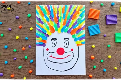 Créer un clown aux cheveux fous en pâte à modeler fluo étalée au doigt : activité créative, sensoriel et manuelle enfants - Dessin d'une tête de clown aux feutres noir et rouge - Cheveux multicolore créés en étalant des boules de pâte à modeler - Motricité fine, musculation des doigts, sensoriel - Bricolage facile, coloré et rigolo - Thème Carnaval, Mardi-Gras, cirque, anniversaire et fêtes - Bricolage et décoration sympa et facile - Arts visuels maternelle et élémentaire - Cycles 1 et 2 - Créativité - tutoriel photos et vidéo - mslf