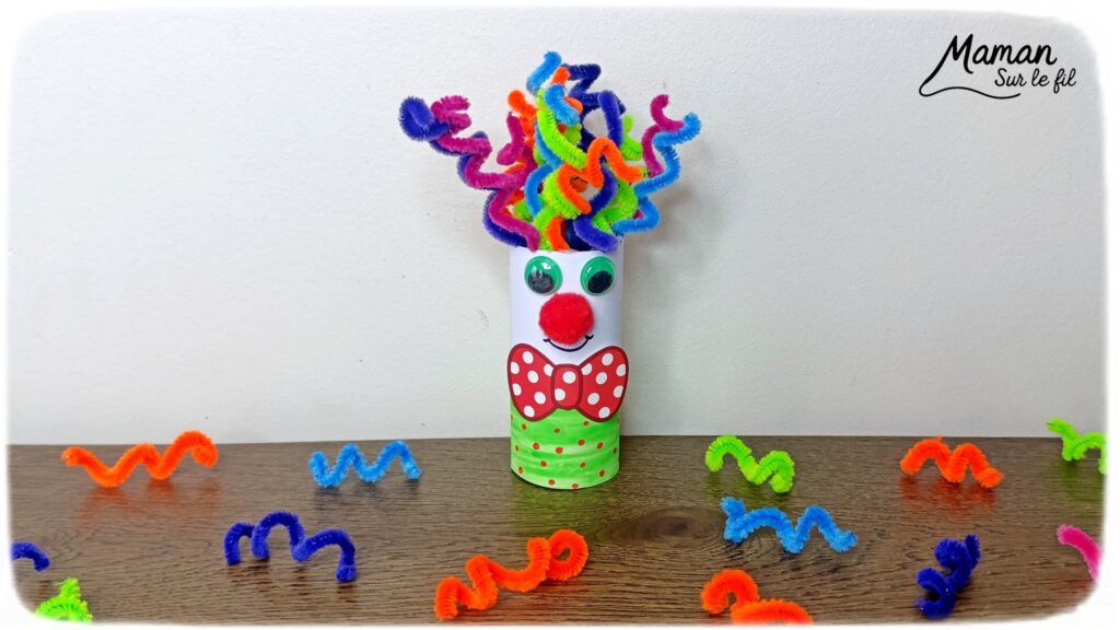 Fabriquer un clown aux cheveux avec un rouleau de PQ en carton : activité créative, récup', peinture et manuelle enfants - Recyclage, surcyclage d'un rouleau de papier toilette - Peindre une bande de papier avec peinture fluo - Pompon pour le nez - Cheveux frisés avec des fils chenille ondulé - Yeux mobiles, noeud papillon en carton - Bricolage facile, coloré et rigolo - Thème Carnaval, Mardi-Gras, cirque, anniversaire et fêtes - Bricolage et décoration sympa et facile - Arts visuels maternelle et élémentaire - Cycles 1 et 2 - Créativité - tutoriel photos - mslf