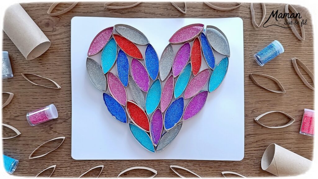 Fabriquer un grand coeur en carton et paillettes : activité créative, collage, récup' et manuelle enfants - Recyclage, surcyclage de rouleaux de papier toilettes, PQ en carton - Découpage et collage des bandes de carton en forme de coeur - Colle vinylique et paillettes pour décoration et mise en couleur - Cadeau DIY, fait maison à offrir - Bricolage facile et rigolo - Thème Saint Valentin, amour, amitié, coeurs, fête des mères, pères, grands-mères, grands-pères, à offrir - Cadeau DIY - Bricolage et décoration sympa et facile - Arts visuels maternelle et élémentaire - Cycles 1 et 2 - Créativité - tutoriel photos et vidéo - mslf