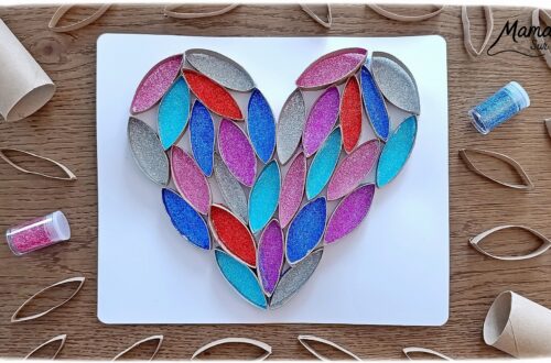 Fabriquer un grand coeur en carton et paillettes : activité créative, collage, récup' et manuelle enfants - Recyclage, surcyclage de rouleaux de papier toilettes, PQ en carton - Découpage et collage des bandes de carton en forme de coeur - Colle vinylique et paillettes pour décoration et mise en couleur - Cadeau DIY, fait maison à offrir - Bricolage facile et rigolo - Thème Saint Valentin, amour, amitié, coeurs, fête des mères, pères, grands-mères, grands-pères, à offrir - Cadeau DIY - Bricolage et décoration sympa et facile - Arts visuels maternelle et élémentaire - Cycles 1 et 2 - Créativité - tutoriel photos et vidéo - mslf