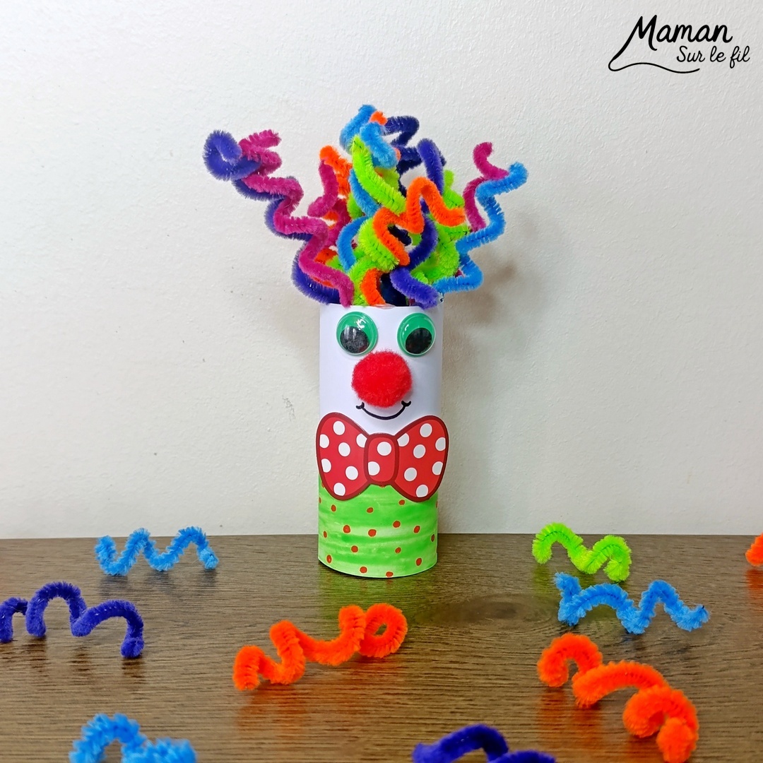 Fabriquer un clown aux cheveux avec un rouleau de PQ en carton : activité créative, récup', peinture et manuelle enfants - Recyclage, surcyclage d'un rouleau de papier toilette - Peindre une bande de papier avec peinture fluo - Pompon pour le nez - Cheveux frisés avec des fils chenille ondulé - Yeux mobiles, noeud papillon en carton - Bricolage facile, coloré et rigolo - Thème Carnaval, Mardi-Gras, cirque, anniversaire et fêtes - Bricolage et décoration sympa et facile - Arts visuels maternelle et élémentaire - Cycles 1 et 2 - Créativité - tutoriel photos - mslf