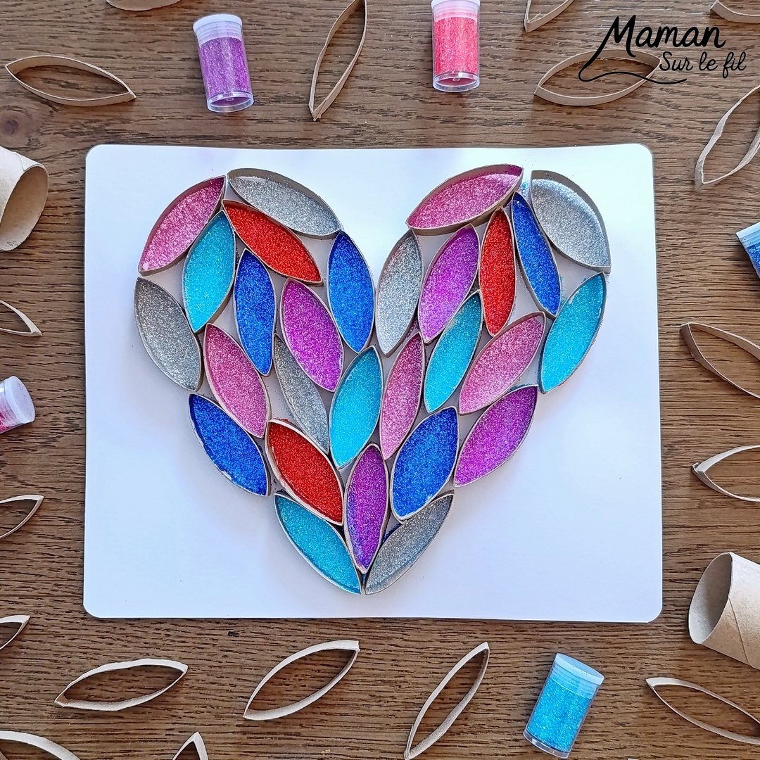 Fabriquer un grand coeur en carton et paillettes : activité créative, collage, récup' et manuelle enfants - Recyclage, surcyclage de rouleaux de papier toilettes, PQ en carton - Découpage et collage des bandes de carton en forme de coeur - Colle vinylique et paillettes pour décoration et mise en couleur - Cadeau DIY, fait maison à offrir - Bricolage facile et rigolo - Thème Saint Valentin, amour, amitié, coeurs, fête des mères, pères, grands-mères, grands-pères, à offrir - Cadeau DIY - Bricolage et décoration sympa et facile - Arts visuels maternelle et élémentaire - Cycles 1 et 2 - Créativité - tutoriel photos et vidéo - mslf