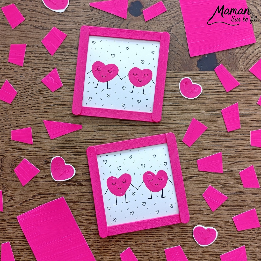 Créer des petits cadres en récup' avec un couple Coeur : activité créative, peinture, récup' et manuelle enfants - Recyclage, surcyclage de bâtonnets de glace en bois - Peinture au doigts pour le couple Coeurs et petits dessins au feutre fin noir - Tableau DIY Fait maison à offrir - Cadeau - Bricolage facile et rigolo - Thème Saint Valentin, amour, amitié, coeurs, fête des mères, pères, grands-mères, grands-pères, à offrir - Cadeau DIY - Bricolage et décoration sympa et facile - Arts visuels maternelle et élémentaire - Cycles 1 et 2 - Créativité - tutoriel photos - mslf