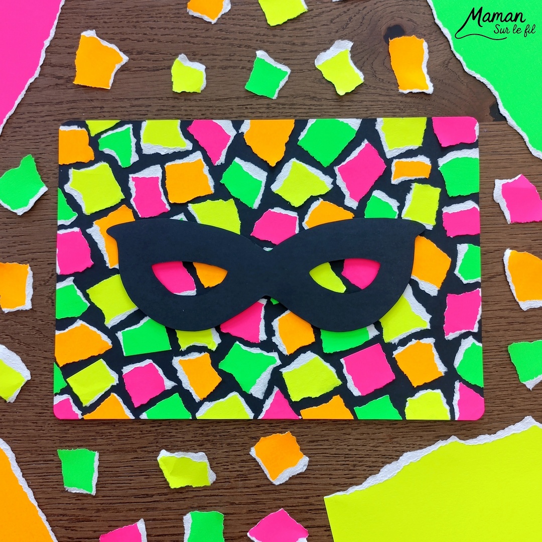 Créer un tableau du carnaval sur fond en mosaïque de papier fluo déchiré : activité créative, collage et manuelle enfants - Déchirage, découpage et collage de papiers fluos - Carrés collés de façon mosaïque ou Arlequin - Masque de carnaval noir pour le contraste - Mousse adhésive pour l'effet 3D en relief - Bricolage facile, coloré et rigolo - Thème Carnaval, Mardi-Gras et fêtes - Bricolage et décoration sympa et facile - Arts visuels maternelle et élémentaire - Cycles 1 et 2 - Créativité - tutoriel photos - mslf