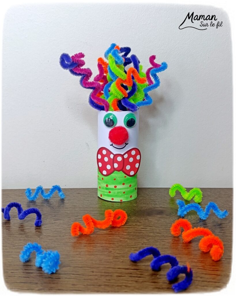 Fabriquer un clown aux cheveux avec un rouleau de PQ en carton : activité créative, récup', peinture et manuelle enfants - Recyclage, surcyclage d'un rouleau de papier toilette - Peindre une bande de papier avec peinture fluo - Pompon pour le nez - Cheveux frisés avec des fils chenille ondulé - Yeux mobiles, noeud papillon en carton - Bricolage facile, coloré et rigolo - Thème Carnaval, Mardi-Gras, cirque, anniversaire et fêtes - Bricolage et décoration sympa et facile - Arts visuels maternelle et élémentaire - Cycles 1 et 2 - Créativité - tutoriel photos - mslf