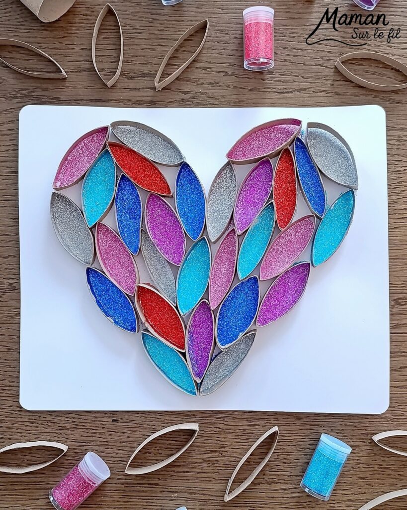 Fabriquer un grand coeur en carton et paillettes : activité créative, collage, récup' et manuelle enfants - Recyclage, surcyclage de rouleaux de papier toilettes, PQ en carton - Découpage et collage des bandes de carton en forme de coeur - Colle vinylique et paillettes pour décoration et mise en couleur - Cadeau DIY, fait maison à offrir - Bricolage facile et rigolo - Thème Saint Valentin, amour, amitié, coeurs, fête des mères, pères, grands-mères, grands-pères, à offrir - Cadeau DIY - Bricolage et décoration sympa et facile - Arts visuels maternelle et élémentaire - Cycles 1 et 2 - Créativité - tutoriel photos et vidéo - mslf