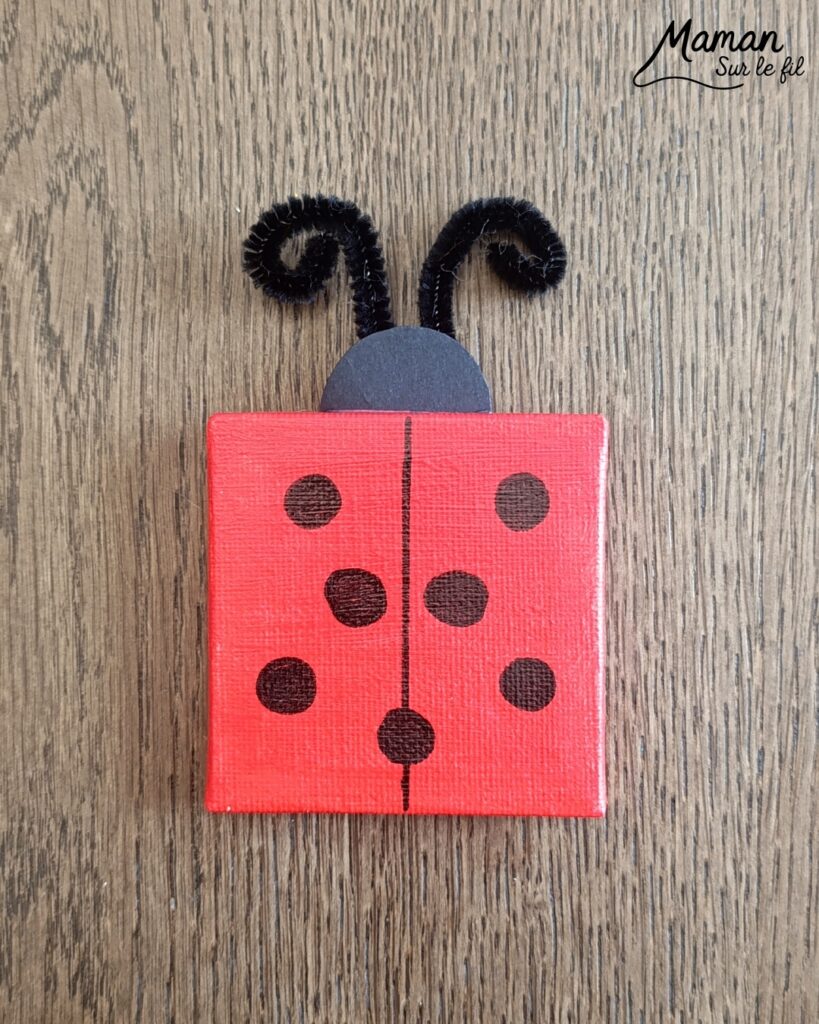 Créer une abeille et une coccinelle avec des mini tableaux : activité créative, peinture et manuelle enfants - Peinture des petites toiles, dessins des détails en noir (bandes et points) - Collage de papier pour ailes, dard et tête - Fils chenille pour les antennes - Bricolage sympa et facile - Thème insectes et autres petites bêtes, nature, printemps - Bricolage et décoration sympa et facile - Arts visuels maternelle et élémentaire - Cycles 1 et 2 - Créativité - tutoriel photos - mslf