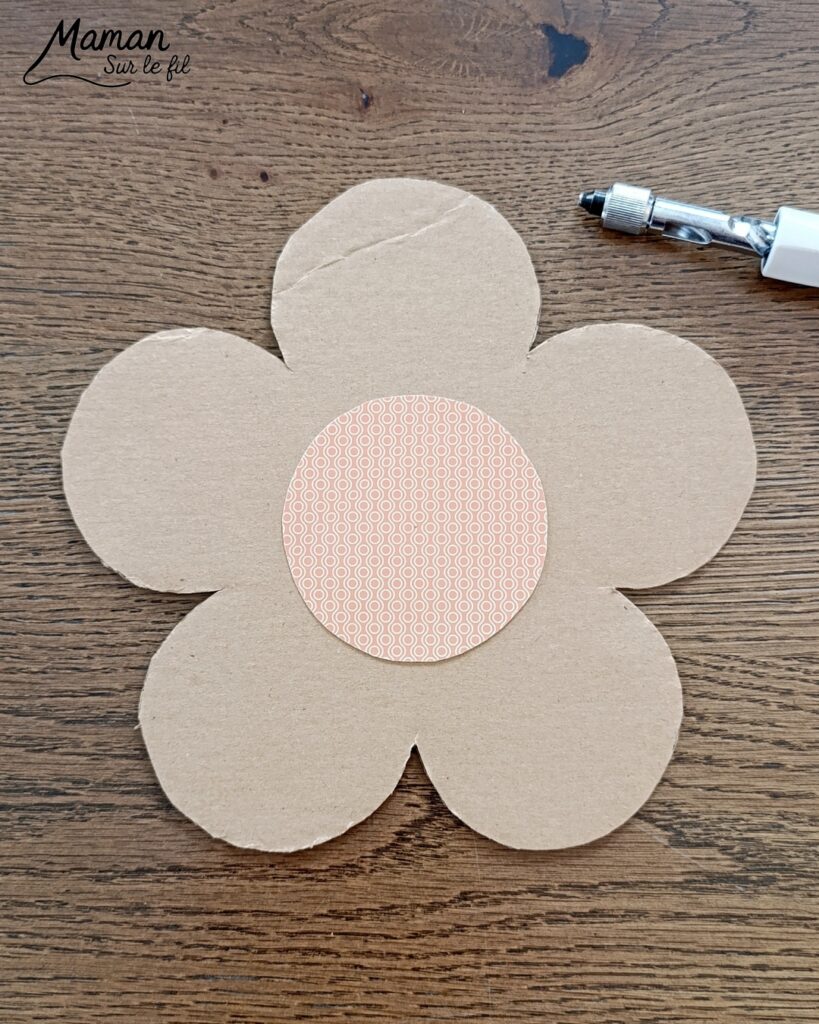 Fabriquer une fleur avec des pâquerettes et du carton : activité créative, récup', nature et manuelle enfants - Recyclage, surcyclage de carton - Coeur avec du papier à motifs - Trous dans le carton à remplir avec des fleurs pour décorer les pétales - Cueillette de pâquerettes - Utiliser les trésors du printemps - Land Art, atelier nature, école dehors - Décoration éphémère DIY Fait maison - Cadeau DIY, fait maison à offrir - Bricolage facile - Thème fleurs, nature, printemps - Bricolage et décoration sympa et facile - Arts visuels maternelle et élémentaire - Cycles 1 et 2 - Créativité - tutoriel photos et vidéo - mslf