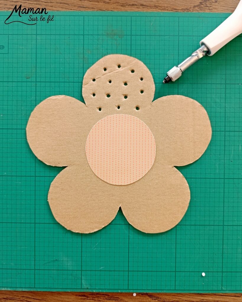Fabriquer une fleur avec des pâquerettes et du carton : activité créative, récup', nature et manuelle enfants - Recyclage, surcyclage de carton - Coeur avec du papier à motifs - Trous dans le carton à remplir avec des fleurs pour décorer les pétales - Cueillette de pâquerettes - Utiliser les trésors du printemps - Land Art, atelier nature, école dehors - Décoration éphémère DIY Fait maison - Cadeau DIY, fait maison à offrir - Bricolage facile - Thème fleurs, nature, printemps - Bricolage et décoration sympa et facile - Arts visuels maternelle et élémentaire - Cycles 1 et 2 - Créativité - tutoriel photos et vidéo - mslf