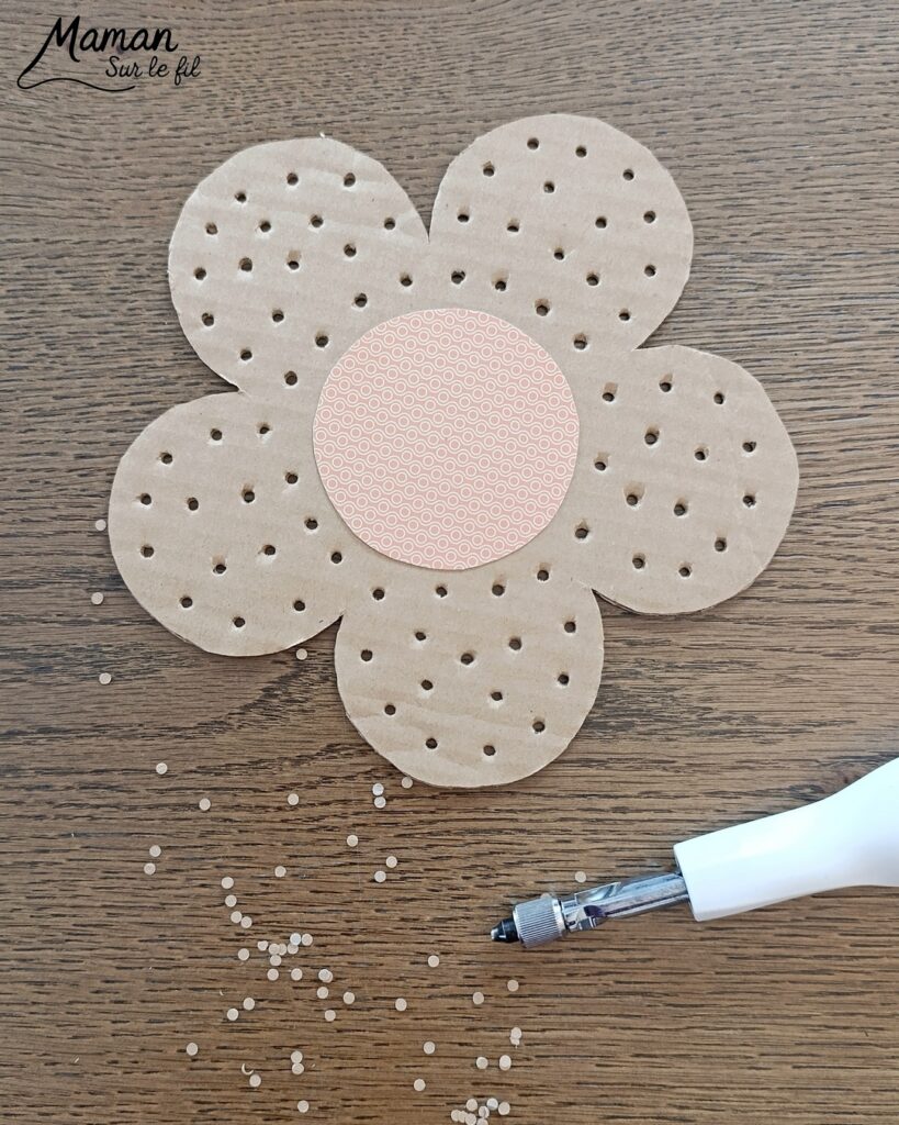 Fabriquer une fleur avec des pâquerettes et du carton : activité créative, récup', nature et manuelle enfants - Recyclage, surcyclage de carton - Coeur avec du papier à motifs - Trous dans le carton à remplir avec des fleurs pour décorer les pétales - Cueillette de pâquerettes - Utiliser les trésors du printemps - Land Art, atelier nature, école dehors - Décoration éphémère DIY Fait maison - Cadeau DIY, fait maison à offrir - Bricolage facile - Thème fleurs, nature, printemps - Bricolage et décoration sympa et facile - Arts visuels maternelle et élémentaire - Cycles 1 et 2 - Créativité - tutoriel photos et vidéo - mslf