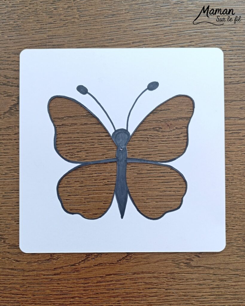 Créer un papillon dont les ailes changent de couleurs grâce à une roue qui tourne : activité créative, peinture et manuelle enfants - Techniques de peinture rigolotes : au bouchon de liège, aux tampons et aux cotons-tiges - Dessins noirs pour ajouter du contraste - Découpage des ailes et roue qui tourne au dos pour changer les couleurs et les graphismes - Bricolage sympa, rigolo et facile - Thème insectes et autres petites bêtes, nature, printemps - Bricolage et décoration sympa et facile - Arts visuels maternelle et élémentaire - Cycles 1 et 2 - Créativité - tutoriel photos et vidéo - mslf