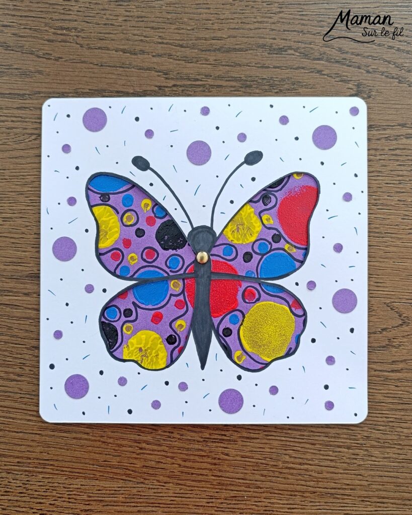 Créer un papillon dont les ailes changent de couleurs grâce à une roue qui tourne : activité créative, peinture et manuelle enfants - Techniques de peinture rigolotes : au bouchon de liège, aux tampons et aux cotons-tiges - Dessins noirs pour ajouter du contraste - Découpage des ailes et roue qui tourne au dos pour changer les couleurs et les graphismes - Bricolage sympa, rigolo et facile - Thème insectes et autres petites bêtes, nature, printemps - Bricolage et décoration sympa et facile - Arts visuels maternelle et élémentaire - Cycles 1 et 2 - Créativité - tutoriel photos et vidéo - mslf