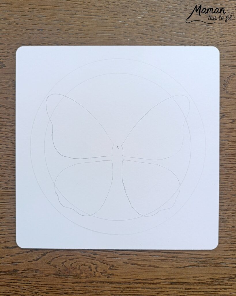 Créer un papillon dont les ailes changent de couleurs grâce à une roue qui tourne : activité créative, peinture et manuelle enfants - Techniques de peinture rigolotes : au bouchon de liège, aux tampons et aux cotons-tiges - Dessins noirs pour ajouter du contraste - Découpage des ailes et roue qui tourne au dos pour changer les couleurs et les graphismes - Bricolage sympa, rigolo et facile - Thème insectes et autres petites bêtes, nature, printemps - Bricolage et décoration sympa et facile - Arts visuels maternelle et élémentaire - Cycles 1 et 2 - Créativité - tutoriel photos et vidéo - mslf