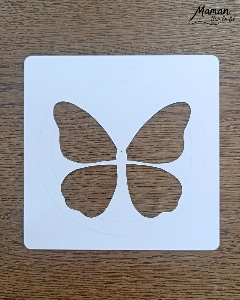 Créer un papillon dont les ailes changent de couleurs grâce à une roue qui tourne : activité créative, peinture et manuelle enfants - Techniques de peinture rigolotes : au bouchon de liège, aux tampons et aux cotons-tiges - Dessins noirs pour ajouter du contraste - Découpage des ailes et roue qui tourne au dos pour changer les couleurs et les graphismes - Bricolage sympa, rigolo et facile - Thème insectes et autres petites bêtes, nature, printemps - Bricolage et décoration sympa et facile - Arts visuels maternelle et élémentaire - Cycles 1 et 2 - Créativité - tutoriel photos et vidéo - mslf