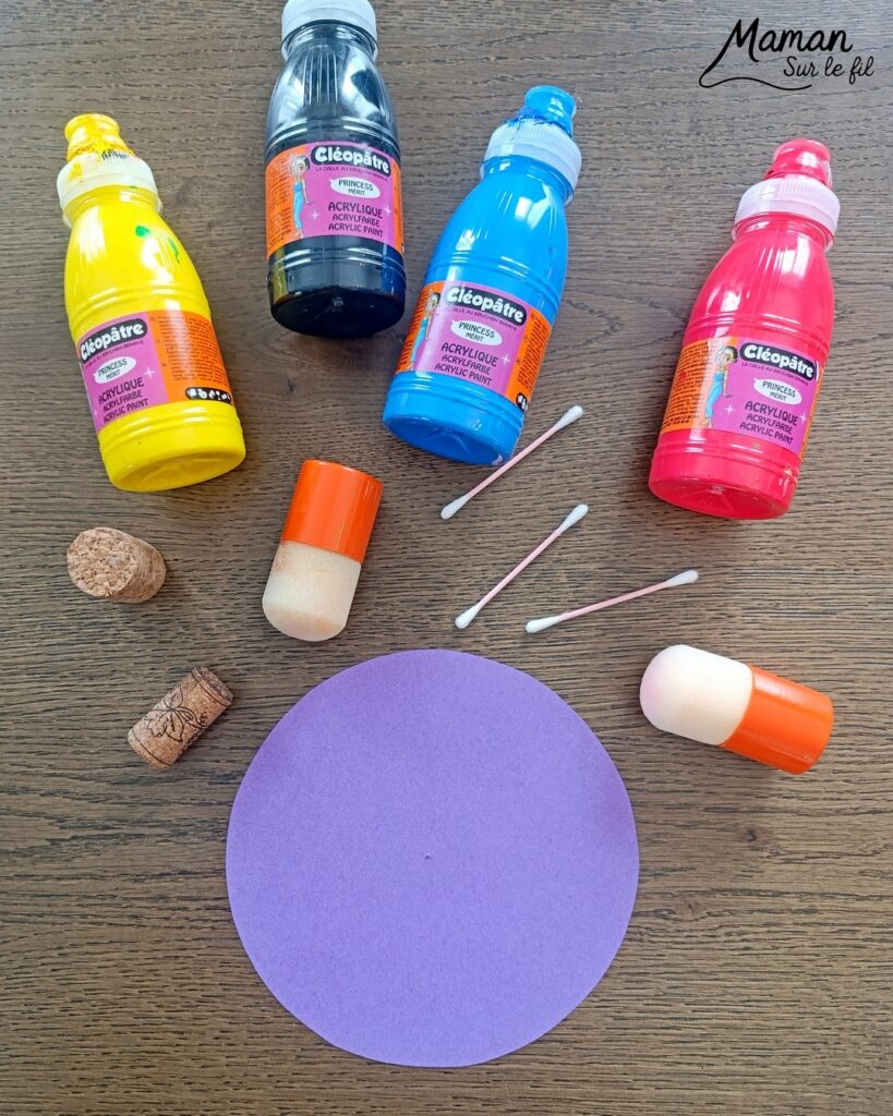 Créer un papillon dont les ailes changent de couleurs grâce à une roue qui tourne : activité créative, peinture et manuelle enfants - Techniques de peinture rigolotes : au bouchon de liège, aux tampons et aux cotons-tiges - Dessins noirs pour ajouter du contraste - Découpage des ailes et roue qui tourne au dos pour changer les couleurs et les graphismes - Bricolage sympa, rigolo et facile - Thème insectes et autres petites bêtes, nature, printemps - Bricolage et décoration sympa et facile - Arts visuels maternelle et élémentaire - Cycles 1 et 2 - Créativité - tutoriel photos et vidéo - mslf