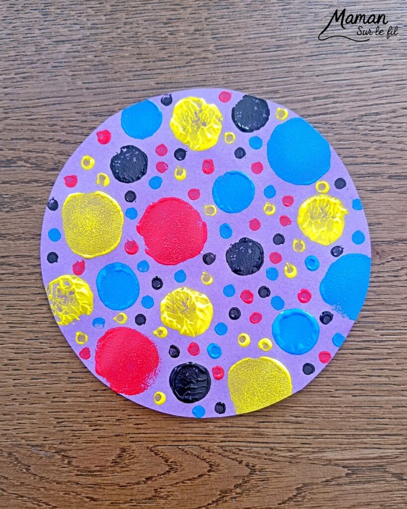 Créer un papillon dont les ailes changent de couleurs grâce à une roue qui tourne : activité créative, peinture et manuelle enfants - Techniques de peinture rigolotes : au bouchon de liège, aux tampons et aux cotons-tiges - Dessins noirs pour ajouter du contraste - Découpage des ailes et roue qui tourne au dos pour changer les couleurs et les graphismes - Bricolage sympa, rigolo et facile - Thème insectes et autres petites bêtes, nature, printemps - Bricolage et décoration sympa et facile - Arts visuels maternelle et élémentaire - Cycles 1 et 2 - Créativité - tutoriel photos et vidéo - mslf