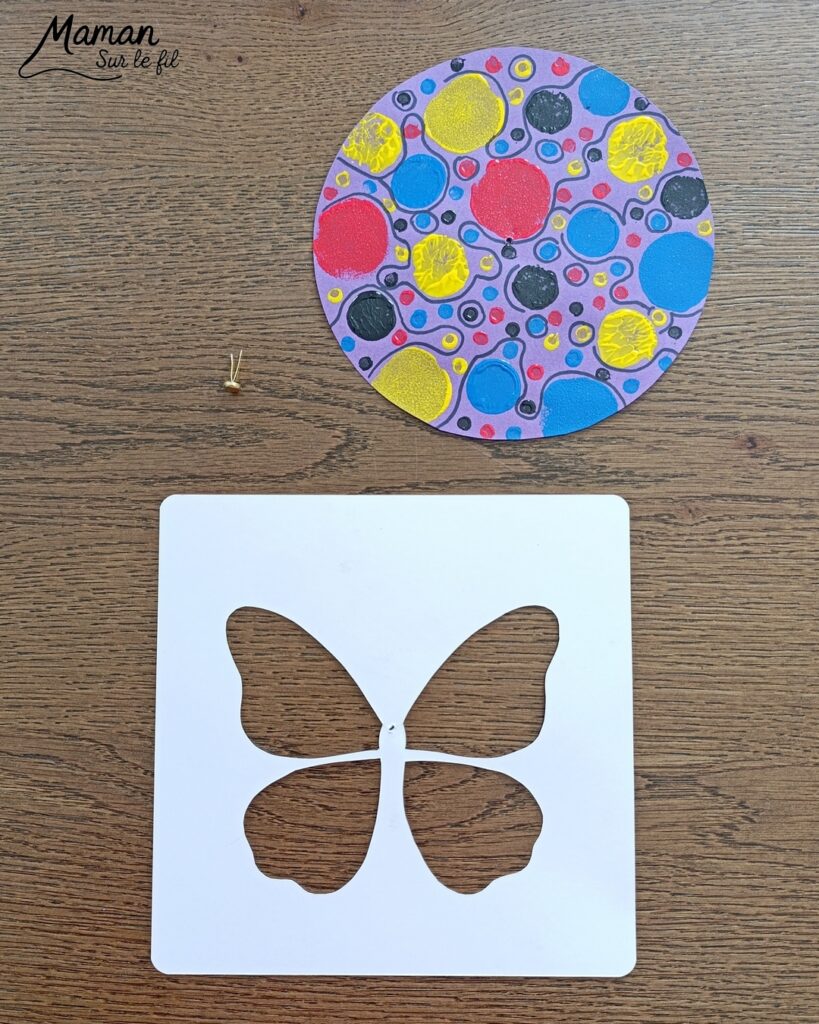 Créer un papillon dont les ailes changent de couleurs grâce à une roue qui tourne : activité créative, peinture et manuelle enfants - Techniques de peinture rigolotes : au bouchon de liège, aux tampons et aux cotons-tiges - Dessins noirs pour ajouter du contraste - Découpage des ailes et roue qui tourne au dos pour changer les couleurs et les graphismes - Bricolage sympa, rigolo et facile - Thème insectes et autres petites bêtes, nature, printemps - Bricolage et décoration sympa et facile - Arts visuels maternelle et élémentaire - Cycles 1 et 2 - Créativité - tutoriel photos et vidéo - mslf