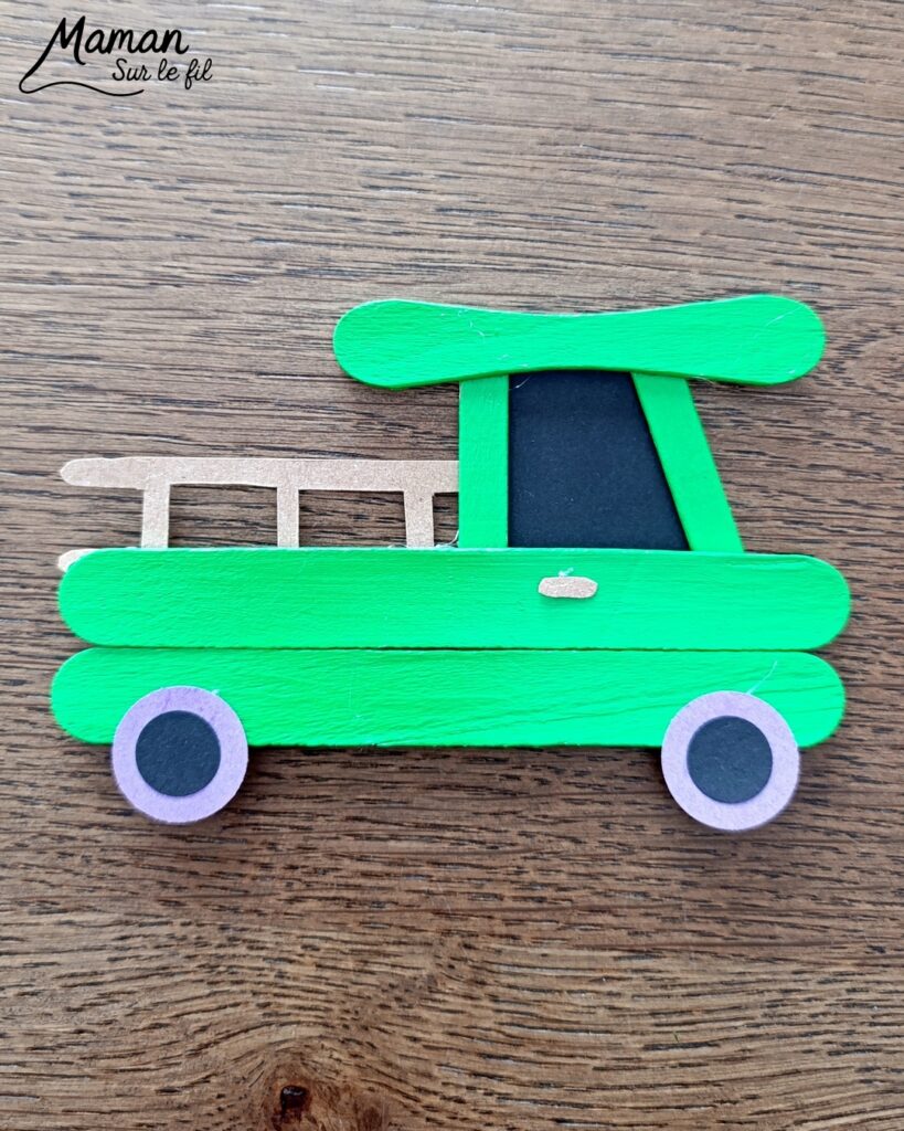 Fabriquer un camion printanier pour le transport des fleurs : activité créative, récup', nature, peinture et manuelle enfants - Recyclage, surcyclage de bâtonnets de glace en bois - Peindre en vert pour rappeler l'herbe du printemps - Carton pour la barrière - Papier pour les roues et la fenêtre - Fleurs séchées collées sur une pochette plastique - Utiliser les trésors du printemps - Land Art, atelier nature, école dehors - Décoration DIY Fait maison - Cadeau DIY, fait maison à offrir - Bricolage facile et rapide - Thème fleurs, nature, printemps, véhicules terrestres - Bricolage et décoration sympa et facile - Arts visuels maternelle et élémentaire - Cycles 1 et 2 - Créativité - tutoriel photos - mslf