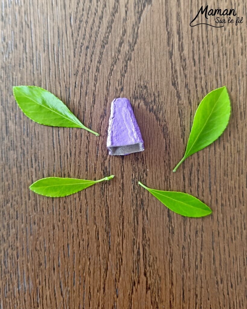Créer une fée Nature du printemps : activité créative, récup', peinture, nature et manuelle enfants - Recyclage, surcyclage de boites à oeufs - Découper et peindre un pic en carton - Ailes avec des feuilles vertes - Tête avec perle en bois - Cheveux et chapeau avec fleur violette - Utiliser les trésors du printemps - Land Art, atelier nature, école dehors - Décoration éphémère DIY Fait maison - Cadeau DIY, fait maison à offrir - Bricolage facile et rapide - Thème fleurs, nature, printemps, personnages imaginaires et féériques - Bricolage et décoration sympa et facile - Arts visuels maternelle et élémentaire - Cycles 1 et 2 - Créativité - tutoriel photos - mslf