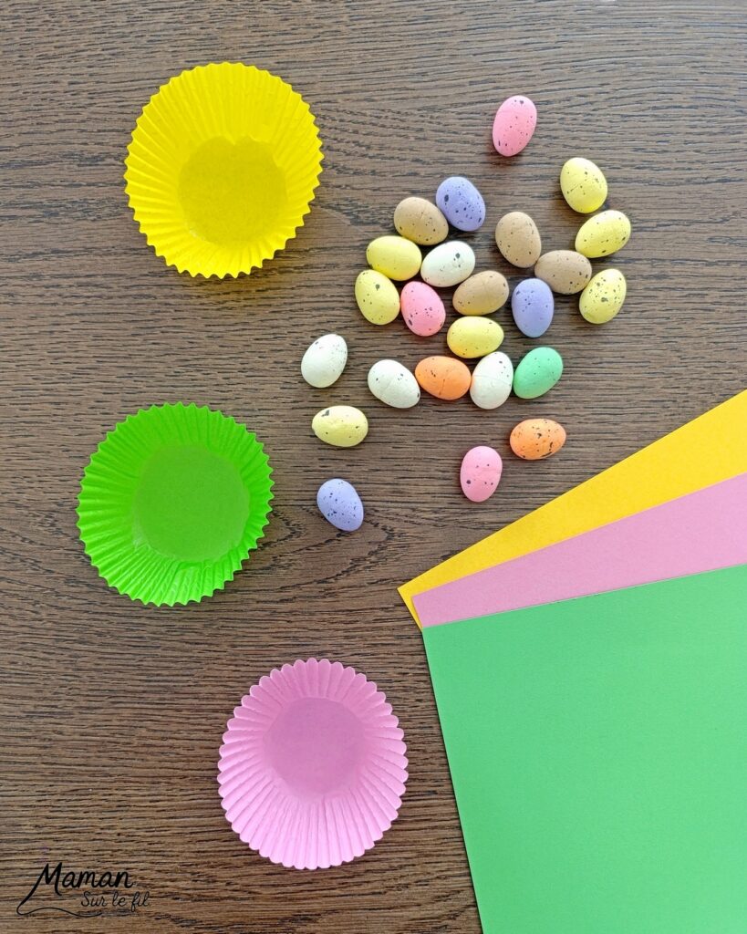 Fabriquer des fleurs printanières remplies d'oeufs de Pâques : activité créative et manuelle enfants - Activité de transition entre le printemps et Pâques - Fleurs aux couleurs de printemps avec papier et caissettes à cupcake - - Coeur comme un panier rempli de petits oeufs de Pâques en sucre ou en polystyrène - Décoration DIY Fait maison - Cadeau DIY, fait maison à offrir - Bricolage facile - Thème fleurs, nature, printemps, Pâques, gourmandises, chocolat, bonbons - Bricolage et décoration sympa et facile - Arts visuels maternelle et élémentaire - Cycles 1 et 2 - Créativité - tutoriel photos - mslf