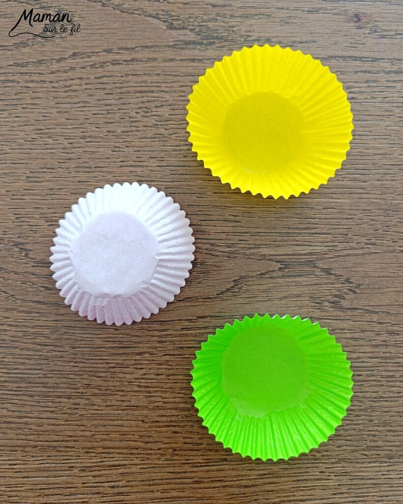 Fabriquer des fleurs printanières remplies d'oeufs de Pâques : activité créative et manuelle enfants - Activité de transition entre le printemps et Pâques - Fleurs aux couleurs de printemps avec papier et caissettes à cupcake - - Coeur comme un panier rempli de petits oeufs de Pâques en sucre ou en polystyrène - Décoration DIY Fait maison - Cadeau DIY, fait maison à offrir - Bricolage facile - Thème fleurs, nature, printemps, Pâques, gourmandises, chocolat, bonbons - Bricolage et décoration sympa et facile - Arts visuels maternelle et élémentaire - Cycles 1 et 2 - Créativité - tutoriel photos - mslf