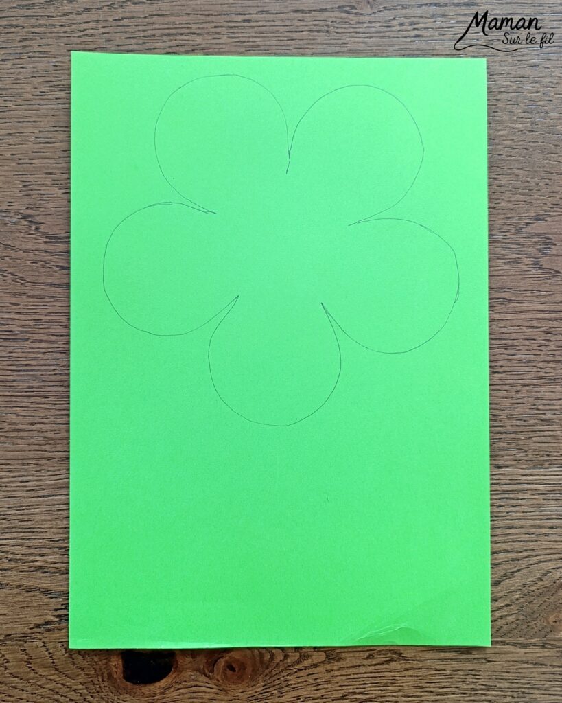 Fabriquer des fleurs printanières remplies d'oeufs de Pâques : activité créative et manuelle enfants - Activité de transition entre le printemps et Pâques - Fleurs aux couleurs de printemps avec papier et caissettes à cupcake - - Coeur comme un panier rempli de petits oeufs de Pâques en sucre ou en polystyrène - Décoration DIY Fait maison - Cadeau DIY, fait maison à offrir - Bricolage facile - Thème fleurs, nature, printemps, Pâques, gourmandises, chocolat, bonbons - Bricolage et décoration sympa et facile - Arts visuels maternelle et élémentaire - Cycles 1 et 2 - Créativité - tutoriel photos - mslf