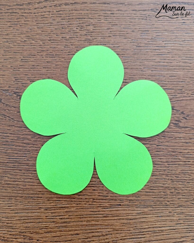 Fabriquer des fleurs printanières remplies d'oeufs de Pâques : activité créative et manuelle enfants - Activité de transition entre le printemps et Pâques - Fleurs aux couleurs de printemps avec papier et caissettes à cupcake - - Coeur comme un panier rempli de petits oeufs de Pâques en sucre ou en polystyrène - Décoration DIY Fait maison - Cadeau DIY, fait maison à offrir - Bricolage facile - Thème fleurs, nature, printemps, Pâques, gourmandises, chocolat, bonbons - Bricolage et décoration sympa et facile - Arts visuels maternelle et élémentaire - Cycles 1 et 2 - Créativité - tutoriel photos - mslf