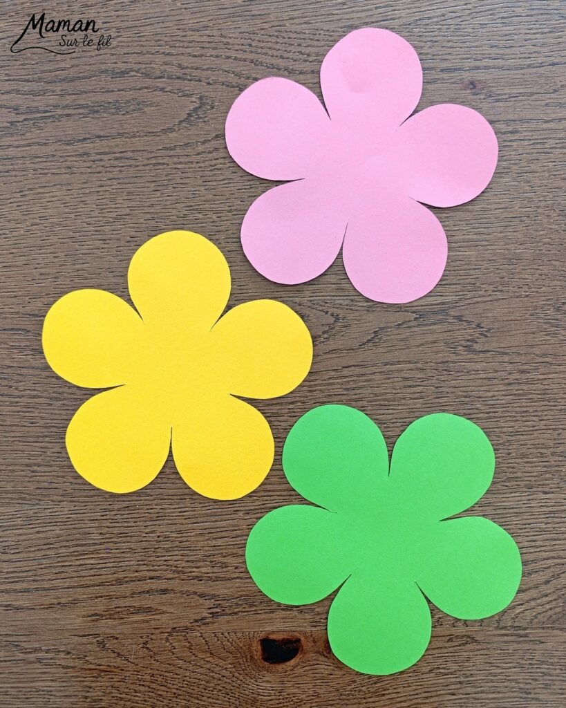 Fabriquer des fleurs printanières remplies d'oeufs de Pâques : activité créative et manuelle enfants - Activité de transition entre le printemps et Pâques - Fleurs aux couleurs de printemps avec papier et caissettes à cupcake - - Coeur comme un panier rempli de petits oeufs de Pâques en sucre ou en polystyrène - Décoration DIY Fait maison - Cadeau DIY, fait maison à offrir - Bricolage facile - Thème fleurs, nature, printemps, Pâques, gourmandises, chocolat, bonbons - Bricolage et décoration sympa et facile - Arts visuels maternelle et élémentaire - Cycles 1 et 2 - Créativité - tutoriel photos - mslf