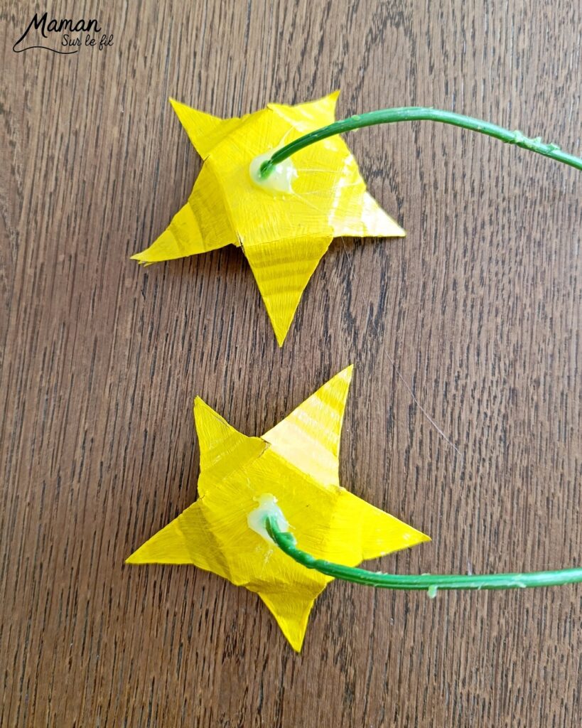 Fabriquer des jonquilles en récup' de carton et de boite à oeufs : activité créative, peinture et manuelle enfants - Recyclage, surcyclage de carton et de boites à oeufs - Découpage, peinture, collage - Cotons-tiges pour les pistils - Décoration DIY Fait maison - Cadeau DIY, fait maison à offrir - Bricolage facile - Thème fleurs, nature, printemps, fête des mères, grands-mères, saint-valentin, amour, amitié - Bricolage et décoration sympa et facile - Arts visuels maternelle et élémentaire - Cycles 1 et 2 - Créativité - tutoriel photos - mslf