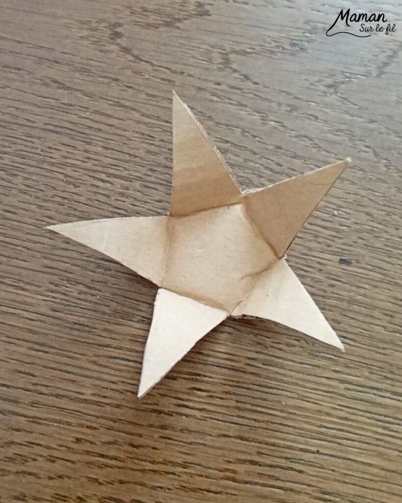 Fabriquer des jonquilles en récup' de carton et de boite à oeufs : activité créative, peinture et manuelle enfants - Recyclage, surcyclage de carton et de boites à oeufs - Découpage, peinture, collage - Cotons-tiges pour les pistils - Décoration DIY Fait maison - Cadeau DIY, fait maison à offrir - Bricolage facile - Thème fleurs, nature, printemps, fête des mères, grands-mères, saint-valentin, amour, amitié - Bricolage et décoration sympa et facile - Arts visuels maternelle et élémentaire - Cycles 1 et 2 - Créativité - tutoriel photos - mslf