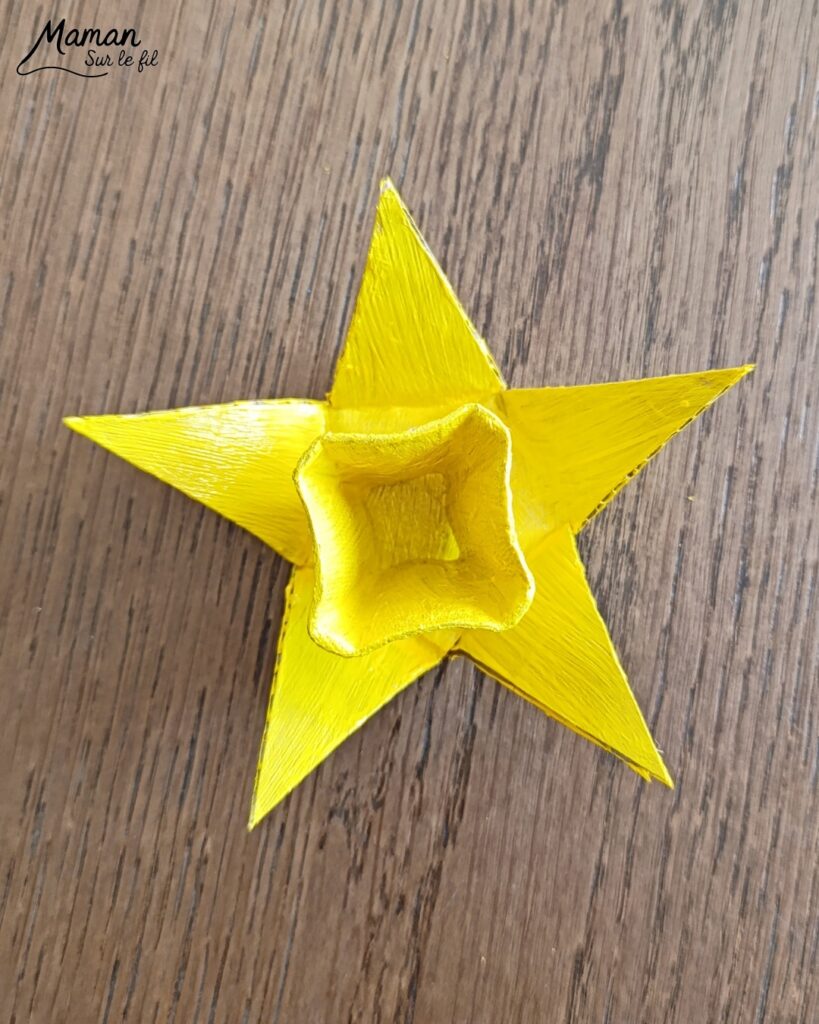 Fabriquer des jonquilles en récup' de carton et de boite à oeufs : activité créative, peinture et manuelle enfants - Recyclage, surcyclage de carton et de boites à oeufs - Découpage, peinture, collage - Cotons-tiges pour les pistils - Décoration DIY Fait maison - Cadeau DIY, fait maison à offrir - Bricolage facile - Thème fleurs, nature, printemps, fête des mères, grands-mères, saint-valentin, amour, amitié - Bricolage et décoration sympa et facile - Arts visuels maternelle et élémentaire - Cycles 1 et 2 - Créativité - tutoriel photos - mslf