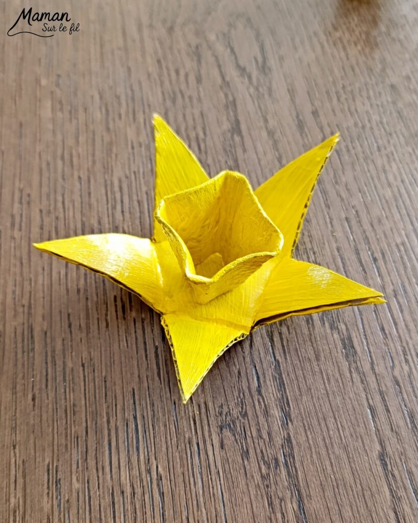 Fabriquer des jonquilles en récup' de carton et de boite à oeufs : activité créative, peinture et manuelle enfants - Recyclage, surcyclage de carton et de boites à oeufs - Découpage, peinture, collage - Cotons-tiges pour les pistils - Décoration DIY Fait maison - Cadeau DIY, fait maison à offrir - Bricolage facile - Thème fleurs, nature, printemps, fête des mères, grands-mères, saint-valentin, amour, amitié - Bricolage et décoration sympa et facile - Arts visuels maternelle et élémentaire - Cycles 1 et 2 - Créativité - tutoriel photos - mslf