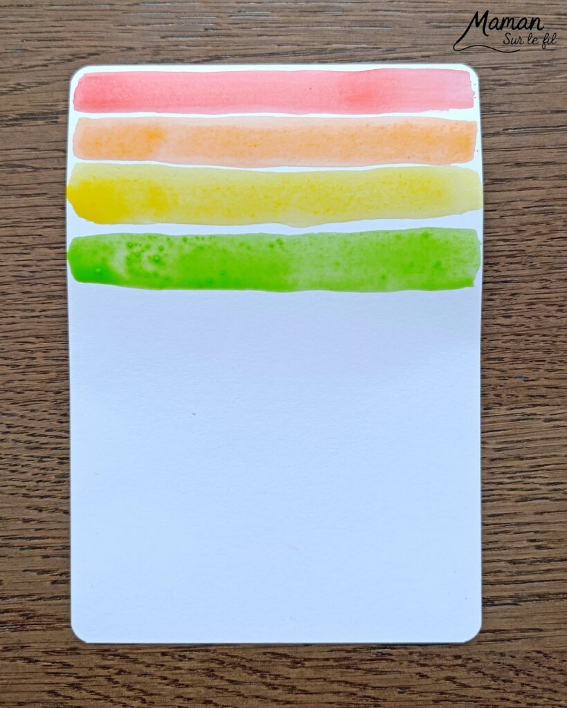 Créer une fleur en noir et blanc sur fond coloré Arc-en-ciel : activité créative, peinture et manuelle enfants - Peinture type aquarelle - Tracé de lignes horizontales aux couleurs de l'arc-en-ciel - Dessin de la fleur au feutre noir - Découpage, collage, contraste - Cadeau DIY, fait maison à offrir - Bricolage facile - Thème fleurs, nature, printemps - Bricolage et décoration sympa et facile - Arts visuels maternelle et élémentaire - Cycles 1 et 2 - Créativité - tutoriel photos - mslf