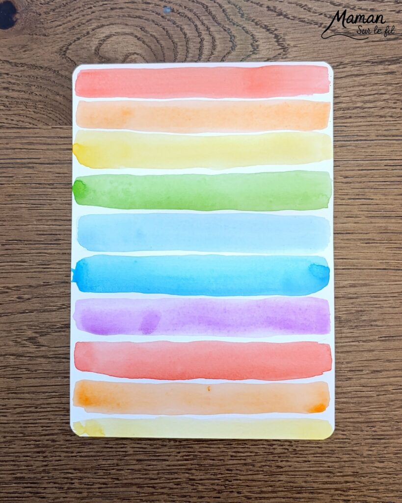 Créer une fleur en noir et blanc sur fond coloré Arc-en-ciel : activité créative, peinture et manuelle enfants - Peinture type aquarelle - Tracé de lignes horizontales aux couleurs de l'arc-en-ciel - Dessin de la fleur au feutre noir - Découpage, collage, contraste - Cadeau DIY, fait maison à offrir - Bricolage facile - Thème fleurs, nature, printemps - Bricolage et décoration sympa et facile - Arts visuels maternelle et élémentaire - Cycles 1 et 2 - Créativité - tutoriel photos - mslf