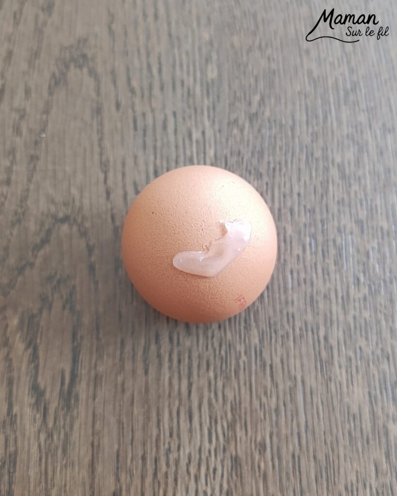 Fabriquer des lapins fleuris avec des coquilles d'oeufs : activité créative, récup', nature et manuelle enfants - Coquilles d'oeufs utilisées comme des vases - Oreilles de lapins de Pâques avec papier - Fleurs pour décorer la tête et les cheveux - Décoration éphémère DIY Fait maison - Cadeau DIY, fait maison à offrir - Bricolage facile - Land Art, Atelier nature, école dehors - Thème fleurs, nature, printemps, Pâques, oeufs, lapins, animaux de la forêt ou de la ferme - Bricolage et décoration sympa et facile - Arts visuels maternelle et élémentaire - Cycles 1 et 2 - Créativité - tutoriel photos - mslf