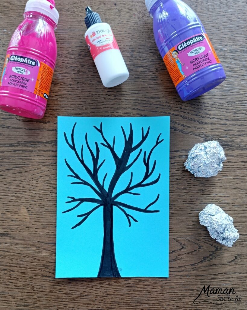 Arbre de printemps peint au papier aluminium : activité créative, peinture et manuelle enfants - Technique de peinture rigolote pour amener de la texture - Dessin au feutre noir pour tronc et branches - Papier aluminium froissé comme tampon - Couleurs printanières (rose, violet, blanc) - Bricolage sympa, rigolo et facile - Thème arbre, forêt, fleurs, nature, printemps - Bricolage et décoration sympa et facile - Arts visuels maternelle et élémentaire - Cycles 1 et 2 - Créativité - tutoriel photos et vidéo - mslf