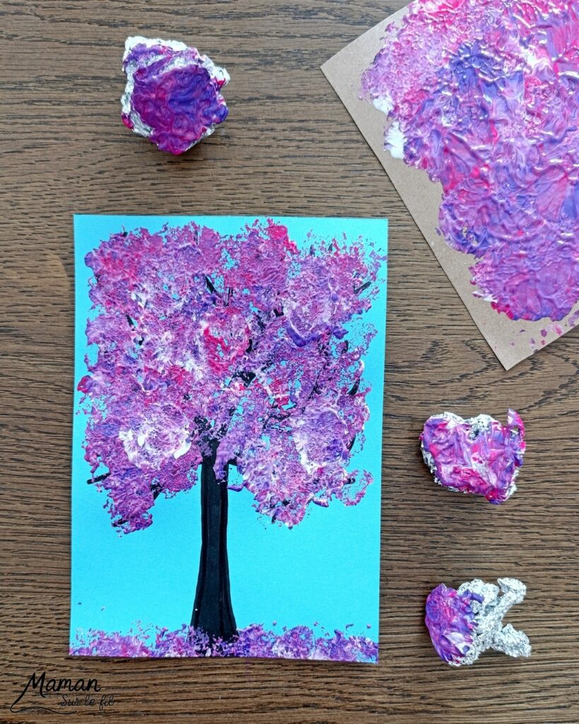Arbre de printemps peint au papier aluminium : activité créative, peinture et manuelle enfants - Technique de peinture rigolote pour amener de la texture - Dessin au feutre noir pour tronc et branches - Papier aluminium froissé comme tampon - Couleurs printanières (rose, violet, blanc) - Bricolage sympa, rigolo et facile - Thème arbre, forêt, fleurs, nature, printemps - Bricolage et décoration sympa et facile - Arts visuels maternelle et élémentaire - Cycles 1 et 2 - Créativité - tutoriel photos et vidéo - mslf