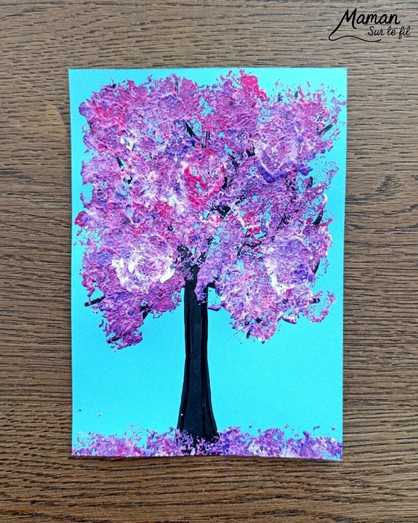 Arbre de printemps peint au papier aluminium : activité créative, peinture et manuelle enfants - Technique de peinture rigolote pour amener de la texture - Dessin au feutre noir pour tronc et branches - Papier aluminium froissé comme tampon - Couleurs printanières (rose, violet, blanc) - Bricolage sympa, rigolo et facile - Thème arbre, forêt, fleurs, nature, printemps - Bricolage et décoration sympa et facile - Arts visuels maternelle et élémentaire - Cycles 1 et 2 - Créativité - tutoriel photos et vidéo - mslf