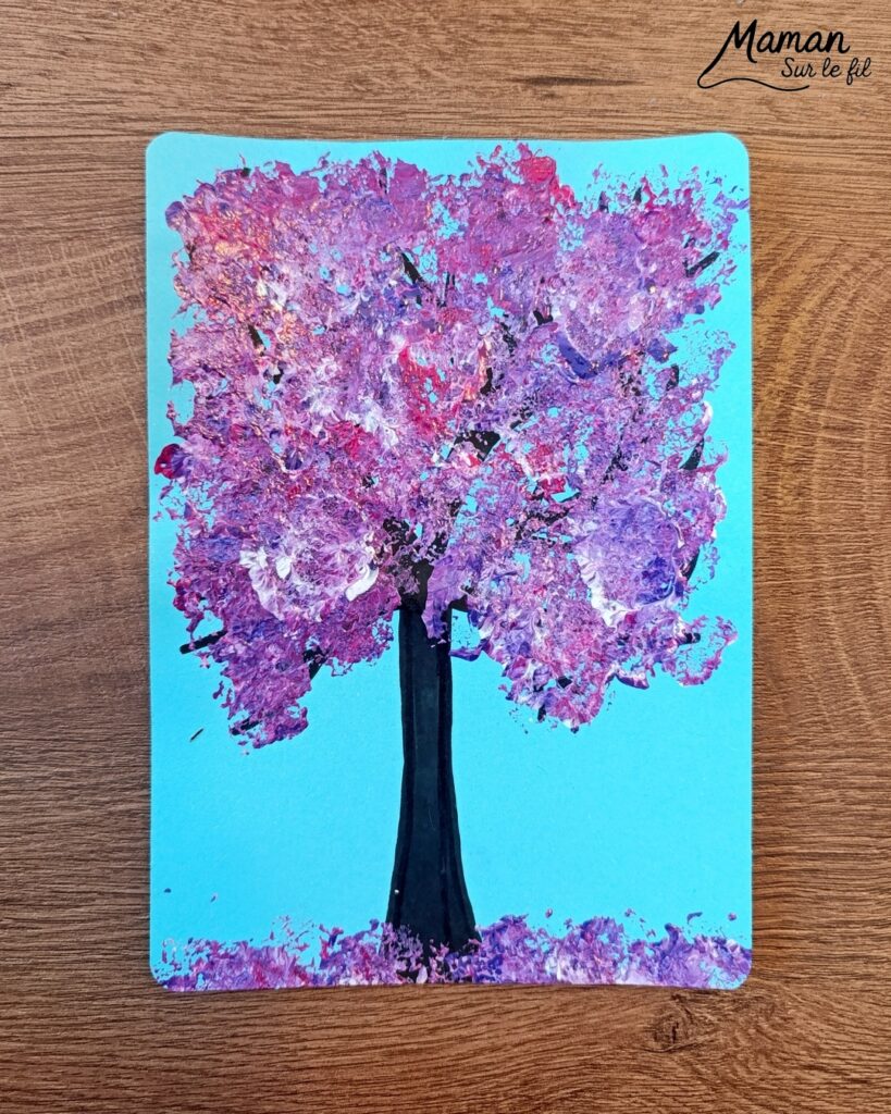 Arbre de printemps peint au papier aluminium : activité créative, peinture et manuelle enfants - Technique de peinture rigolote pour amener de la texture - Dessin au feutre noir pour tronc et branches - Papier aluminium froissé comme tampon - Couleurs printanières (rose, violet, blanc) - Bricolage sympa, rigolo et facile - Thème arbre, forêt, fleurs, nature, printemps - Bricolage et décoration sympa et facile - Arts visuels maternelle et élémentaire - Cycles 1 et 2 - Créativité - tutoriel photos et vidéo - mslf