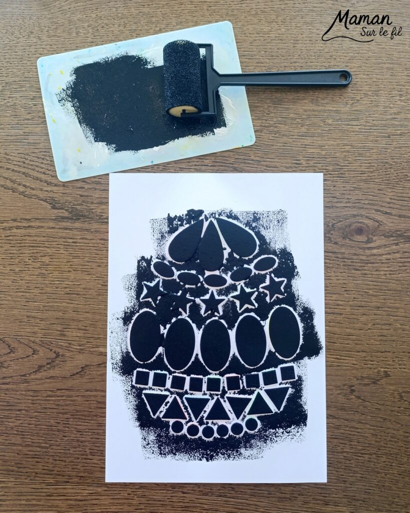 Peindre un oeuf de Pâques avec des empreintes de gommettes en mousse : activité créative, peinture et manuelle enfants - Fond en peinture en spray - Pulvérisation de peinture - Couleurs vives pour contraste avec le noir - Collage de gommettes épaisses en mousse pour créer l'oeuf de Pâques - Peinture noir pour utiliser comme tampon - Décoration DIY Fait maison - Bricolage facile - Thème Pâques, gourmandises, chocolat, oeufs - Bricolage et décoration sympa et facile - Arts visuels maternelle et élémentaire - Cycles 1 et 2 - Créativité - tutoriel photos et vidéo - mslf